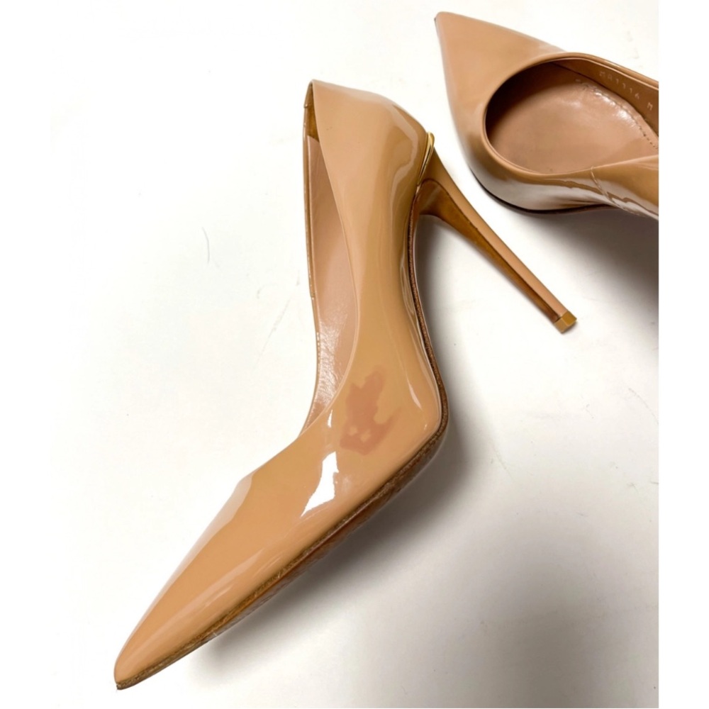 Louis Vuitton nude pumps. Good condition. One flaw on right shoe. See pics.